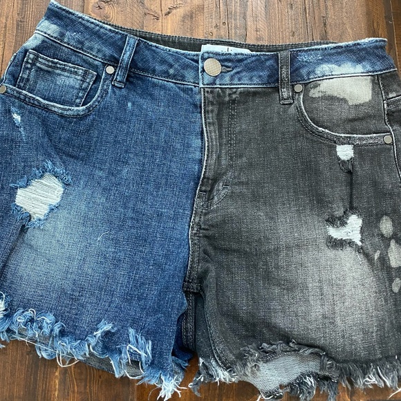 Sz 2 park shorts very stretch EUC - Picture 4 of 5